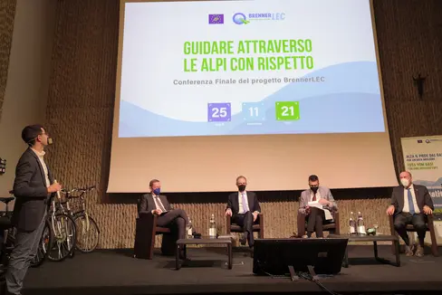 Die Verantwortlichen der Brennerautobahn und Projektpartner haben gestern (25. November) in Trient die Endergebnisse des Projekts BrennerLEC vorgestellt. (Foto: LPA/Umweltagentur/Dalpiaz)