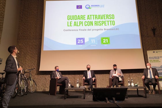 I vertici di A22 e i partner di progetto, ieri (25 novembre) a Trento, hanno illustrato gli esiti e le prospettive future del progetto BrennerLEC Lower Emissions Corridor. (Foto: ASP/Agenzia ambiente e tutela clima/Dalpiaz)