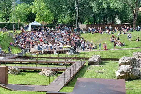 Tanti studenti e famiglie alla tradizionale festa della scuola italiana tenutasi al Parco delle Semirurali di Bolzano. (Foto:ASP/Fulvio Pinter)