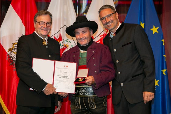 Die Geehrten - im Bild Elmar Windegger aus Prissian für Verdienste um das Musikwesen - kamen aus allen Landesteilen in Tirol und Südtirol. (Foto: Land Tirol/DieFotografen)