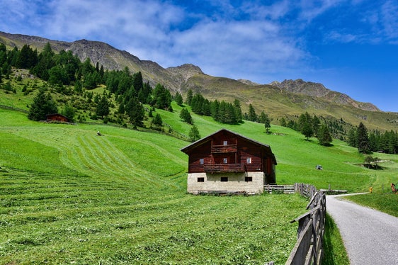Um den ländlichen Raum in Südtirol lebendig zu halten, hat das Land Südtirol in den vergangenen Jahrzehnten viel in das Wegenetz und die Trinkwasserversorgung investiert. (Foto: LPA/Pixabay)