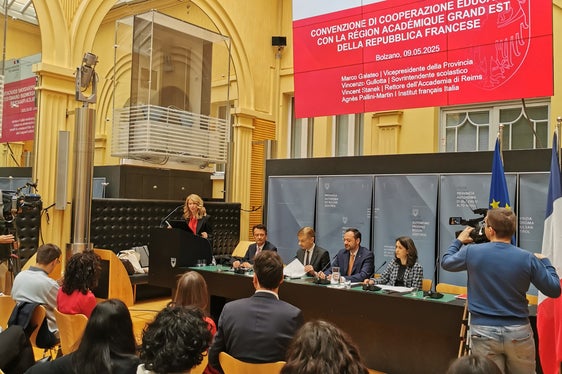 An der Vorstellung des Abkommens nahmen auch Schülerinnen und Schüler von zwei Bozner Oberschulen teil. (Foto: LPA/Claudio Degasperi)