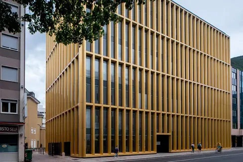 Auch der neue Sitz der Personalabteilung des Landes gehört zu den Projekten, die in der 13. Ausgabe des „Internationalen Preises für Architekturauftraggeber Dedalo Minosse“ berücksichtigt wurden. (Foto: Davide Scagliarini, Alessandra Chemollo)