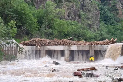 Naturgefahren: gut informiert – besser geschützt ist das Motto des Projektes RiKoST und der neuen Web-Plattform Naturgefahren, die am Montag, dem 18. Oktober, vorgestellt wird. Im Archivbild die Situation an der Talfer in der Sill nach dem Starkregen Anfang August 2021. (Foto: Agentur für Bevölkerungsschutz/Berufsfeuerwehr)