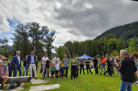Bei der Eröffnungsfeier des Revitalisierungsprojektes Ilsterner Au: Bevölkerungsschutzlandesrat Arnold Schuler, Landeshauptmannstellvertreter und Mobilitätslandesrat Daniel Alfreider, Landschaftslandesrätin Maria Hochgruber Kuenzer (Foto: LPA/Maja Clara)