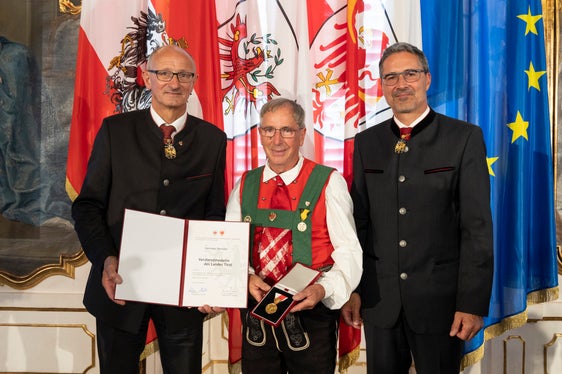 In una terra di montagne, non possono mancare i meriti al Club Alpino: a rappresentarlo nella foto Hermann Bertolin, di Cortaccia, con il governatore Mattle (a sinistra) e Kompatscher (a destra). (Foto: Land Tirol/Die Fotografen)