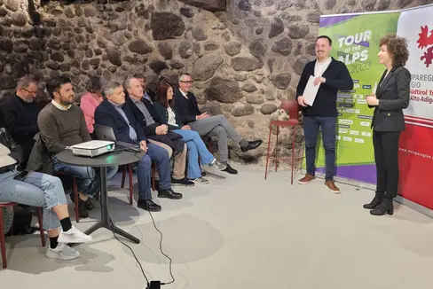 Il responsabile della comunicazione del Tour of the Alps David Evangelista e la vicesegretaria dell'Euregio Elisa Bertò presentano l'evento ciclistico (Foto: Euregio/Armin Gluderer)