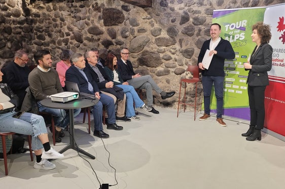 Die diesjährige 46. Ausgabe der Tour of the Alps stand gestern Abend im Mittelpunkt des Kulturdonnerstags der Euregio im Waaghaus in Bozen. (Foto: Euregio/Armin Gluderer)