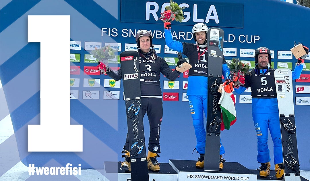 Roland Fischnaller (al centro) sul podio di Rogla tra Mirko Felicetti ed Edwin Coratti (Foto: FISI/Federazione italiana sport invernali)
