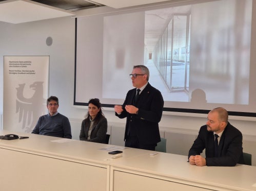 Sie freuten sich über den Abschluss der Arbeiten (von links): der Direktor der Abteilung Hochbau und technischer Dienst, Marco Springhetti, die Architektin Carlotta Zambonato, die die Arbeiten koordiniert hat, Landesrat Christian Bianchi und Abteilungsdirektor Daniel Bedin. (Foto: LPA/Gianluca Crocco)