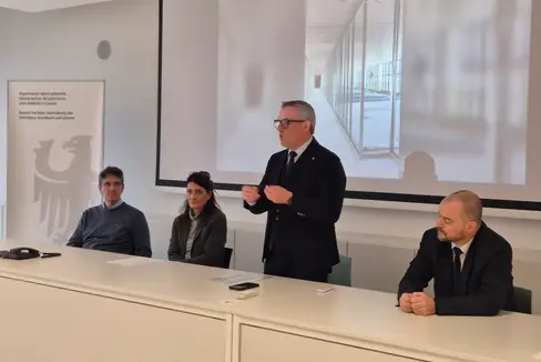 Un momento della presentazione: da sinistra il direttore della Ripartizione Edilizia e servizio tecnico della Provincia Marco Springhetti, l'architetta Carlotta Zambonato che ha coordinato i lavori, l'assessore Christian Bianchi e il direttore di Dipartimento Daniel Bedin. (Foto: USP/Gianluca Crocco)