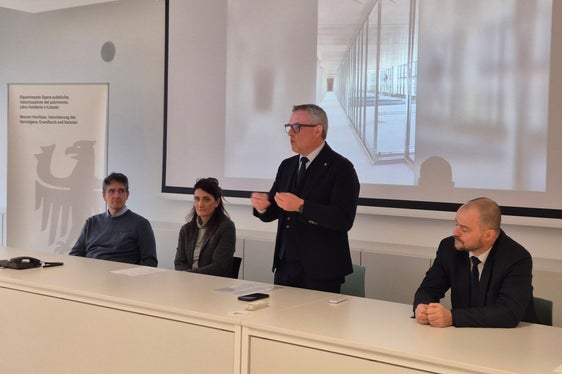 Sie freuten sich über den Abschluss der Arbeiten (von links): der Direktor der Abteilung Hochbau und technischer Dienst, Marco Springhetti, die Architektin Carlotta Zambonato, die die Arbeiten koordiniert hat, Landesrat Christian Bianchi und Abteilungsdirektor Daniel Bedin. (Foto: LPA/Gianluca Crocco)