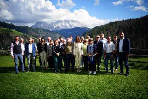 L'assessore provinciale Alfreider (1° da destra), l'assessore regionale Vallazza (3° da destra), il professor Petrillo (5° da destra) e i rappresentanti delle istituzioni culturali ladine, delle organizzazioni culturali e delle parti interessate vogliono lavorare insieme per far diventare le saghe ladine Patrimonio dell'Umanità dell'Unesco (Foto. ASP/Carlo Suani)