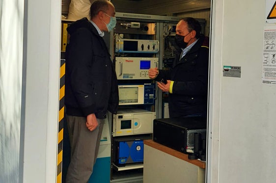 L'assessore Vettorato e Luca Verdi nel corso del sopralluogo al Laboratorio Aria a Bolzano. (Foto ASP)