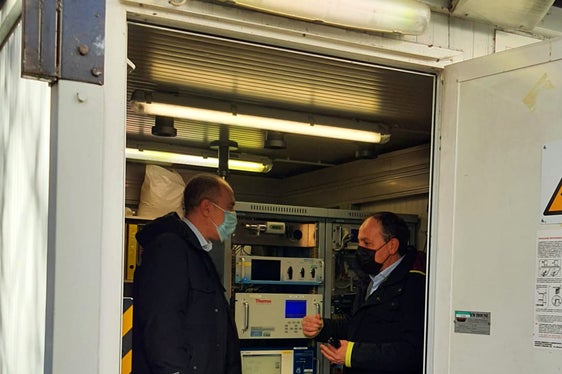L'assessore Vettorato e Luca Verdi nel corso del sopralluogo al Laboratorio Aria a Bolzano. (Foto ASP)