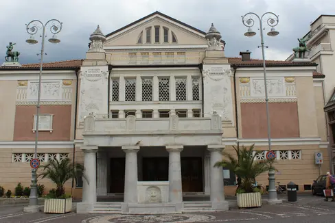 Das Stadttheater Meran, im Zentrum der Kurstadt, hat eine lange Geschichte. Es wird vom Land, vom Kurhausverein Meran und von der Gemeinde Meran geführt. (Foto: LPA/Wikimedia – Das Foto darf nur im Zusammenhang mit dieser Aussendung verwendet werden.)