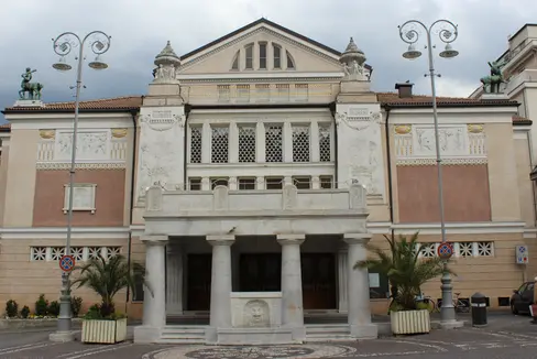 Il Teatro civico di Merano, nel centro della città termale, è partecipato dalla Provincia, dal Comune di Merano e dall'Azienda di soggiorno (Foto: USP/Wikimedia – foto ad uso esclusivo del presente comunicato)
