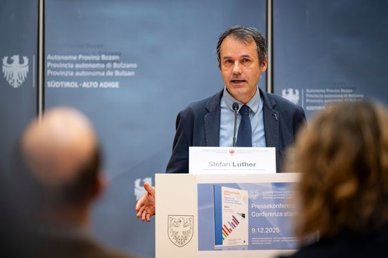 Il direttore del Servizio Mercato del lavoro Stefan Luther ha sottolineato che è importante prestare attenzione al tasso di occupazione. A questo proposito, l'Alto Adige rimane appena al di sotto dell'80 per cento (percentuale di occupati di età compresa tra i 20 e i 64 anni) e quindi al di sotto della media dell'Europa centrale. (Foto: USP/Fabio Brucculeri)