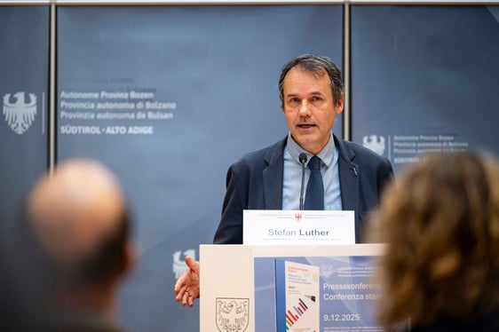 Il direttore del Servizio Mercato del lavoro Stefan Luther ha sottolineato che è importante prestare attenzione al tasso di occupazione. A questo proposito, l'Alto Adige rimane appena al di sotto dell'80 per cento (percentuale di occupati di età compresa tra i 20 e i 64 anni) e quindi al di sotto della media dell'Europa centrale. (Foto: USP/Fabio Brucculeri)