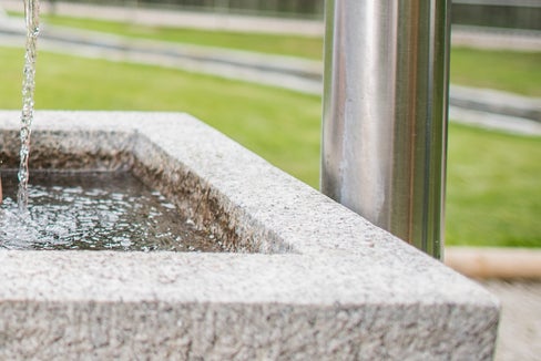 Um die Plastikvermeidung und den Wert des Südtiroler geht es bei dem Südtiroler Projekt für den Arge-Alp-Klimapreis in der Kategorie Großprojekte. (Foto: IDM)