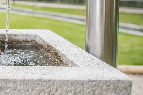 Il progetto Refill Südtirol Alto Adige della Federazione per la protezione della natura e dell'ambiente concorrerà per l'Alto Adige alla fase finale del Premio Arge Alp per la tutela del clima nella categoria progetti di grandi dimensioni(Foto: IDM)