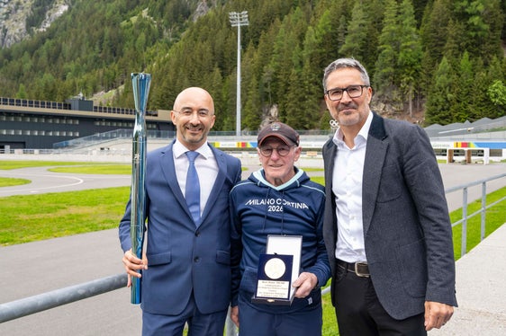 Il sindaco del Comune di Rasun Anterselva Thomas Schuster nella foto a sinistra) e il presidente della Provincia Arno Kompatscher posano sorridenti insieme ad un volontario: sono 1000 le donne e gli uomini che hanno prestato il loro servizio individuale durante i Giochi in Alto Adige. (Foto: USP/Othmar Seehauser)
