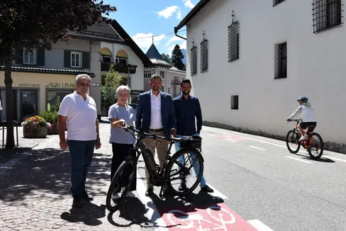 Die neuen Radfahrspuren im Dorfzentrum in Welsberg bringen mehr Sicherheit für alle Verkehrsteilnehmenden, sind Mobilitätsreferent Patzleiner, Vizebürgermeisterin Mittermair, Mobilitätslandesrat Alfreider und Bürgermeister Oberstaller überzeugt. (Foto: LPA/Angelika Schrott)