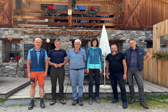Auf Vinschger Almen unterwegs: Abteilungsdirektor Martin Pazeller, Landesrat Luis Walcher, Almmeister Albert Hutter, Annemarie Kaser, Senn Josef Ladurner, Bertram Stecher (Foto: LPA/Ressort Landwirtschaft, Forstwirtschaft und Tourismus)