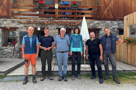 In viaggio per le malghe della Val Venosta: il direttore di Ripartizione Martin Pazeller, l'assessore Luis Walcher, il gestore delle malghe Albert Hutter, Annemarie Kaser, il malgaro Josef Ladurner e Bertram Stecher (Foto: USP/Dipartimento Agricoltura, Foreste, Turismo)