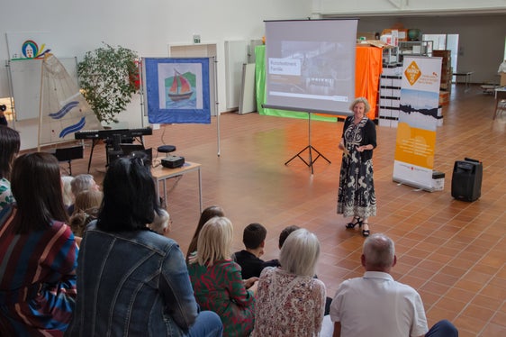Schulstellenleiterin Karla Florian ging in ihrem Statement auf die Bedeutung der Wertevermittlung ein. (Foto: LPA/Greta Stuefer)
