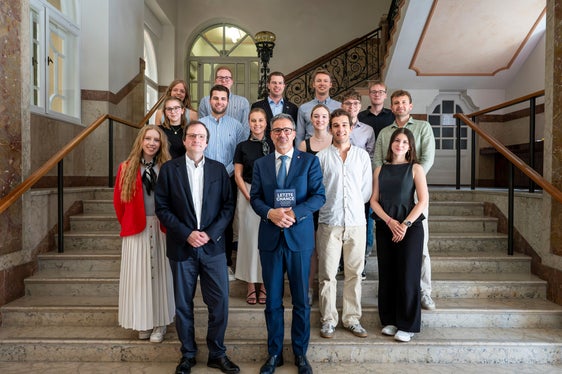 Die Konrad-Adenauer-Stiftung hatte das Seminar für Stipendiatinnen und Stipendiaten in Südtirol organisiert. Dr. Frank Müller (vorne links) freute sich besonders über das Zusammentreffen mit Landeshauptmann Arno Kompatscher (vorne rechts) in Bozen. (Foto: LPA/Fabio Brucculeri)