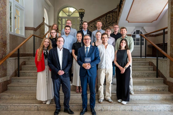 Die Konrad-Adenauer-Stiftung hatte das Seminar für Stipendiatinnen und Stipendiaten in Südtirol organisiert. Dr. Frank Müller (vorne links) freute sich besonders über das Zusammentreffen mit Landeshauptmann Arno Kompatscher (vorne rechts) in Bozen. (Foto: LPA/Fabio Brucculeri)