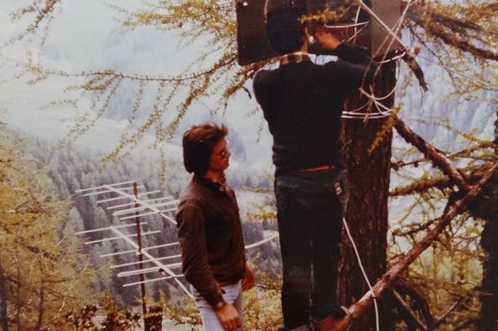La tecnologia radio negli anni '70: la manutenzione di un trasmettitore temporaneo in Valle Aurina da parte dei dipendenti della RAS nel 1976 (Foto: ASP/RAS)
