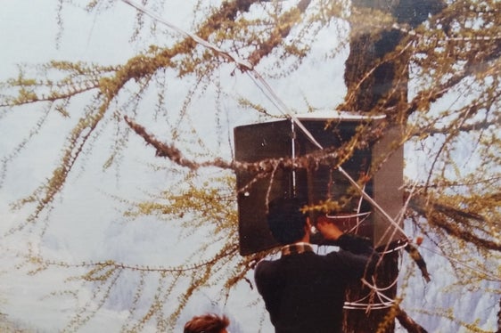 Runfunktechnik in den 1970er Jahren: Wartung einer provisorischen Sendeanlage im Ahrntal durch RAS-Mitarbeiter im Jahr 1976 (Foto: LPA/RAS)