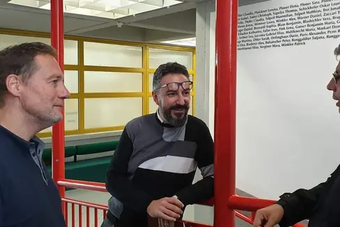 Hochbau- und Vermögenslandesrat Massimo Bessone (l.) zusammen mit dem Direktor des Landesamtes für Hochbau Ost, Andrea Sega (r.) bei einer Besichtigung des Gymnasiums: Wir wollen dieses wichtige Schulgebäude funktioneller und effizienter machen. (Foto: LPA)