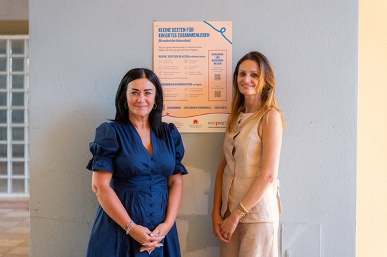 Il rispetto e le regole sono fondamentali per una buona convivenza: ne sono convinte l’assessora provinciale all’Edilizia abitativa e alla Sicurezza e prevenzione della violenza Ulli Mair (a sinistra nella foto) e la presidente uscente dell'IPES Francesca Tosolini. (Foto: USP/advertos)