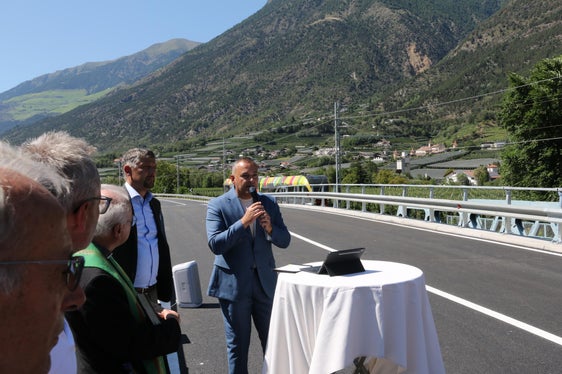 Il sindaco di Laces, Mauro Dalla Barba, con il microfono in mano accanto all'assessore provinciale Alfreider: “Oggi è un giorno speciale per il nostro Comune. Dopo mesi di lavori, possiamo finalmente inaugurare il ponte, la cui esistenza per molti sembrava scontata. Un ponte è molto più di una semplice struttura di acciaio e cemento. Collega persone, località, luoghi di lavoro e di vita. È fonte d'incontri e favorisce lo sviluppo sociale ed economico. (Foto: USP/Dipartimento Infrastrutture e Mobilità)