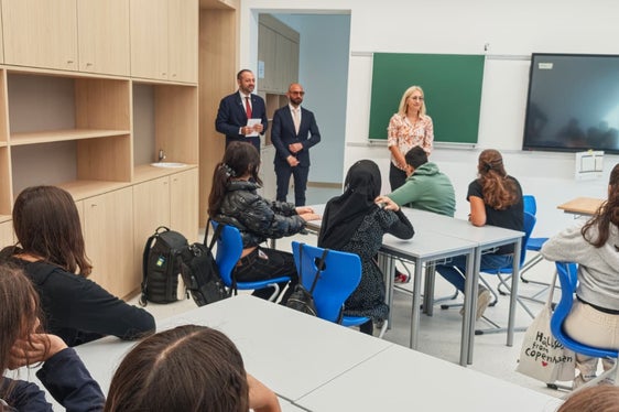 Lunedì 8 settembre, nel primo giorno del nuovo anno scolastico, il vicepresidente Marco Galateo ha incontrato gli alunni e i docenti della scuola Ada Negri. (Foto:USP)