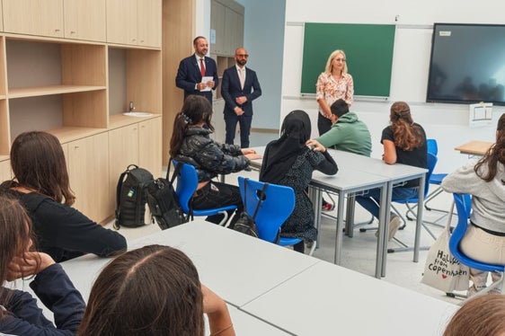 Lunedì 8 settembre, nel primo giorno del nuovo anno scolastico, il vicepresidente Marco Galateo ha incontrato gli alunni e i docenti della scuola Ada Negri. (Foto:USP)