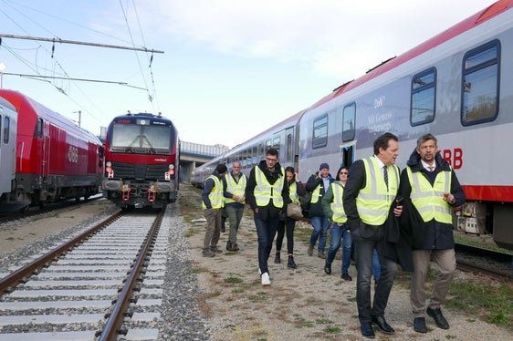 Die Mobilitätslandesräte von Tirol und Südtirol, René Zumtobel und Daniel Alfreider, mit Technikern auf Stippvisite bei der ÖBB-Zugflotte in Wien. (Foto: LPA/Ingo Dejaco)