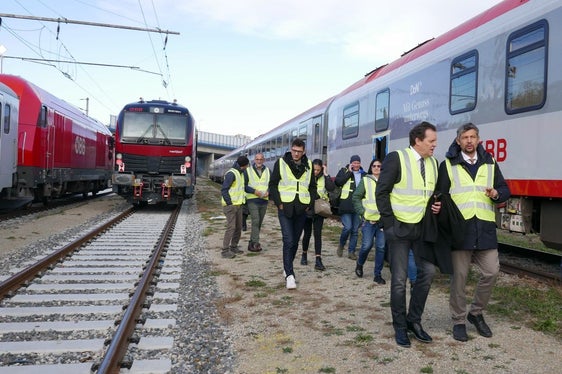 Die Mobilitätslandesräte von Tirol und Südtirol, René Zumtobel und Daniel Alfreider, mit Technikern auf Stippvisite bei der ÖBB-Zugflotte in Wien. (Foto: LPA/Ingo Dejaco)