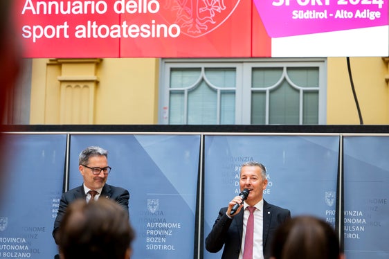 Beim Sport gehe es um viel mehr als um Medaillen und Erfolge, sondern vor allem um die Bewegung und um die sozialen Werte, sind sich Landeshauptmann Kompatscher und Landesrat Brunner einig. (Foto: LPA/Fabio Brucculeri)