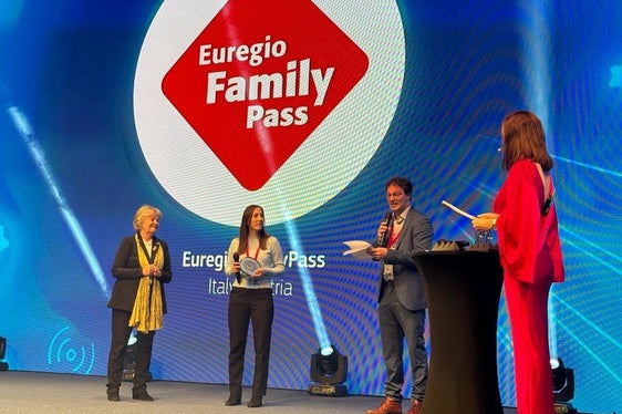 La coordinatrice del progetto Silvia Ramoser (seconda da sinistra) ha ritirato oggi il premio Regiostars 2023 assegnato all'EuregioFamilyPass. Alla cerimonia ha partecipato anche Elisa Ferreira (prima da sinistra), commissaria europea per le Politiche regionali (Foto: ASP/Twitter/Elisa Ferreira)