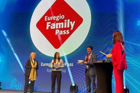 La coordinatrice del progetto Silvia Ramoser (seconda da sinistra) ha ritirato oggi il premio Regiostars 2023 assegnato all'EuregioFamilyPass. Alla cerimonia ha partecipato anche Elisa Ferreira (prima da sinistra), commissaria europea per le Politiche regionali (Foto: ASP/Twitter/Elisa Ferreira)