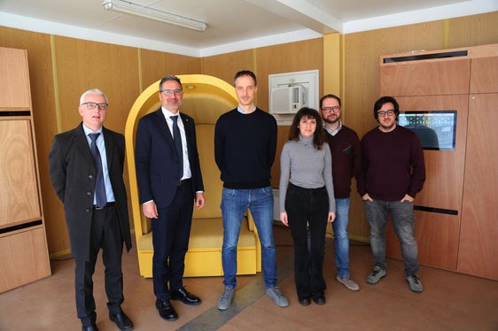 Landeshauptmann Kompatscher (zweiter von links) mit dem Team um Professor Andrea Gasparella (erster von links), Koordinator der Forschungsgruppe in Technischer Physik an der Fakultät für Naturwissenschaften und Technik der Freien Universität Bozen (Foto: unibz/Arturo Zilli)