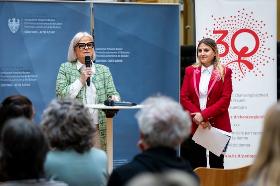 Im europäischen Vergleich sei Italien weiterhin eines der Schlusslichter, was die Beteiligung der Väter an der Bewältigung der Sorge- und Pflegearbeit anbelangt, betonten Nadia Mazzardis (im Bild von links) und Ulrike Oberhammer, Vizepräsidentin und Präsidentin des Landesbeirats für Chancengleichheit für Frauen. (Foto: LPA/Fabio Brucculeri)