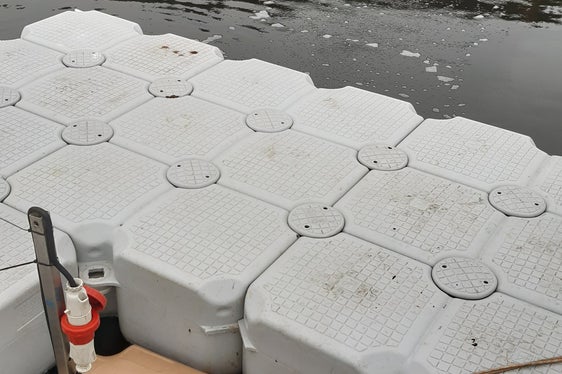 Neben der Plattform mitten im Kleinen Montiggler See sind Luftbläschen an der Wasseroberfläche zu sehen. Darunter wird der See mit Sauerstoff angereichert. (Foto: Landesagentur für Umwelt und Klimaschutz)