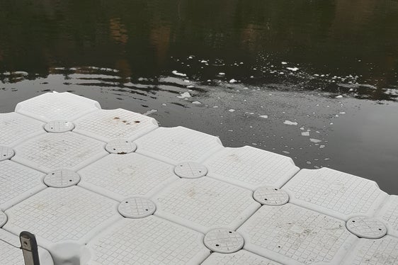 Neben der Plattform mitten im Kleinen Montiggler See sind Luftbläschen an der Wasseroberfläche zu sehen. Darunter wird der See mit Sauerstoff angereichert. (Foto: Landesagentur für Umwelt und Klimaschutz)