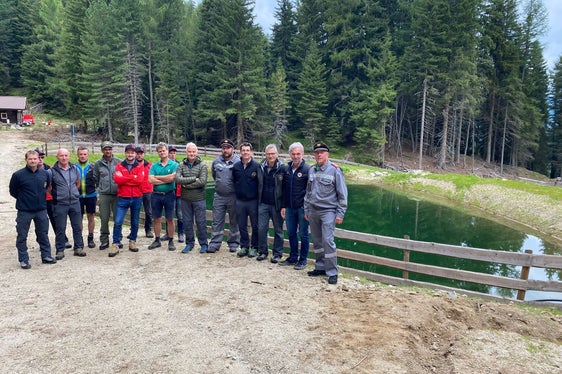 Foto di gruppo durante il sopralluogo del laghetto sulla malga Mezzaselva. (Foto: ASP/Noemi Prinoth)