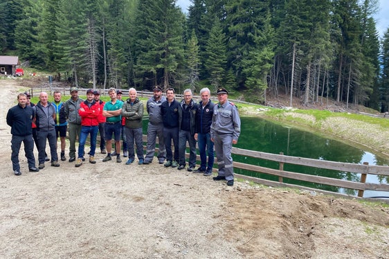 Die gesamte Truppe beim Lokalaugenschein am Löschwasserteich auf der Mittewalder Alm. (Foto: LPA/Noemi Prinoth)